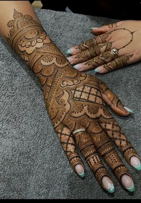 arabic bridal figure back hand mehndi design