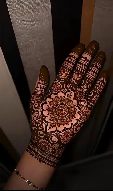 aesthetic arabic circle front hand mehndi design