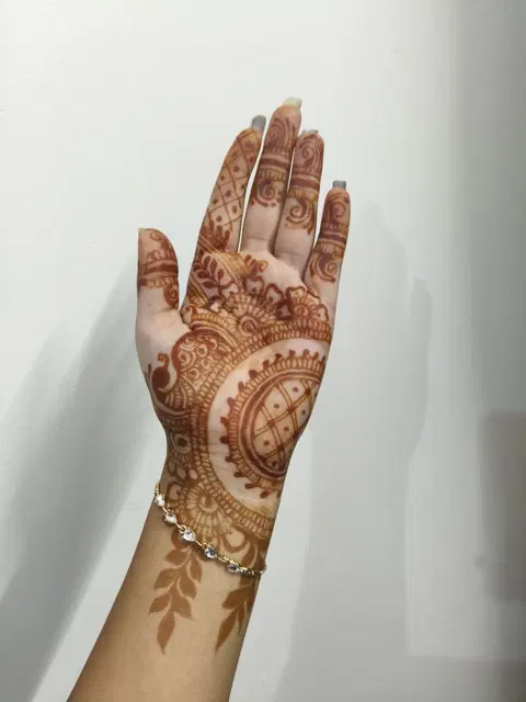 front hand mehndi design