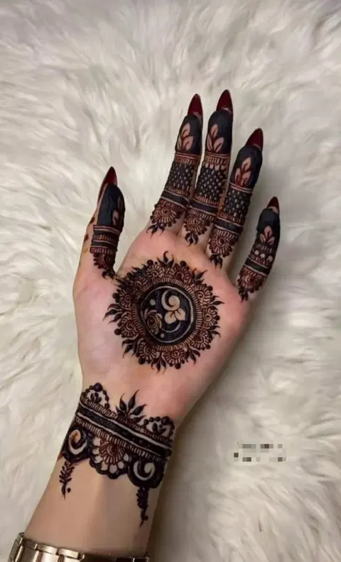 aesthetic pakistani circle finger mehndi design