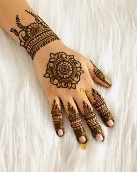 simple stylish circle back hand mehndi design