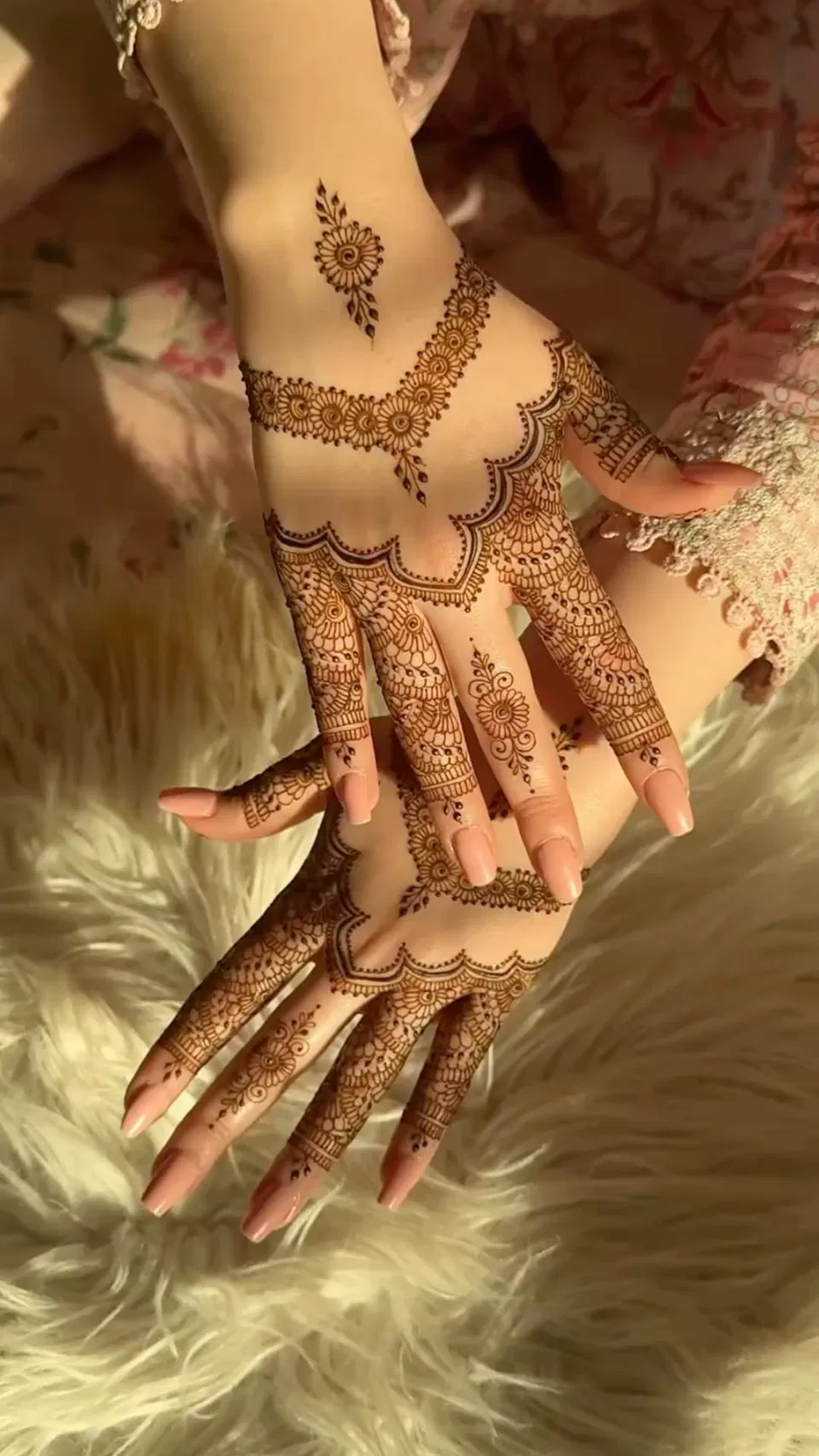 Aesthetic Arabic Back Hand Mehndi Design (13)