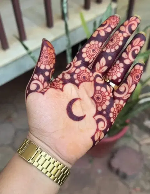 simple stylish moon finger mehndi design