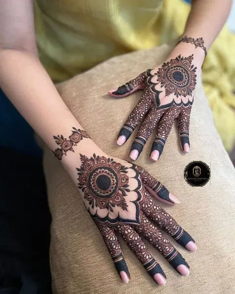 bridal stylish circle back hand mehndi design