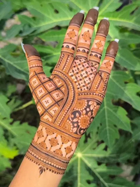 simple circle back hand mehndi design