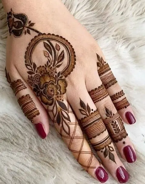 simple stylish circle back hand mehndi design