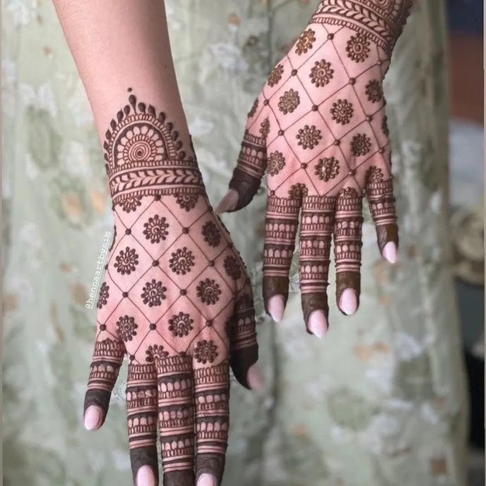 Bridal Minimal Back Hand Mehndi Design with Jaal for Engagement (2)
