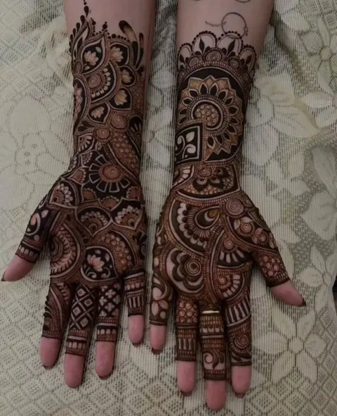 bridal stylish back hand mehndi design