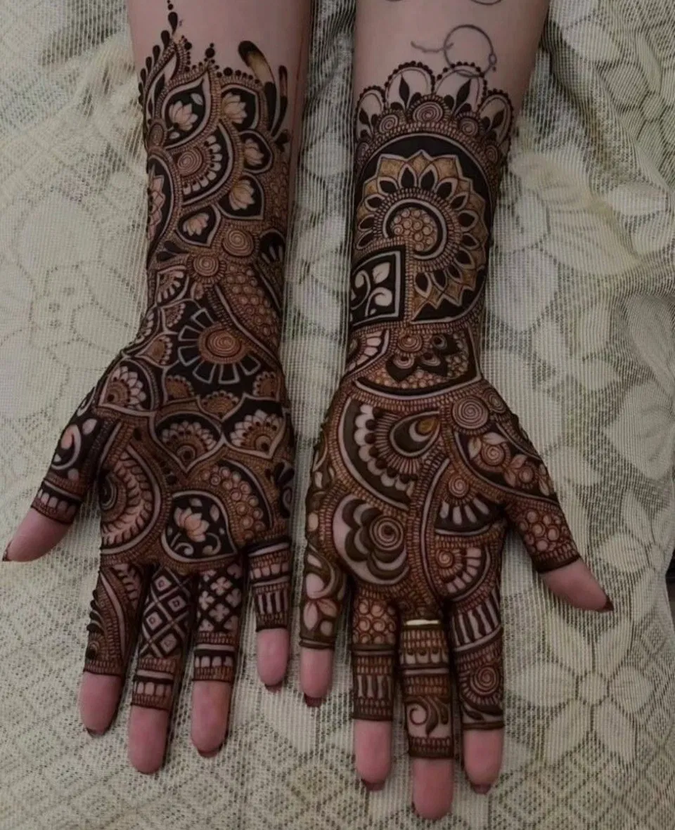 Bridal Stylish Back Hand Mehndi Design for Engagement (7)