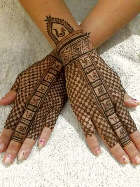 bridal stylish figure back hand mehndi design