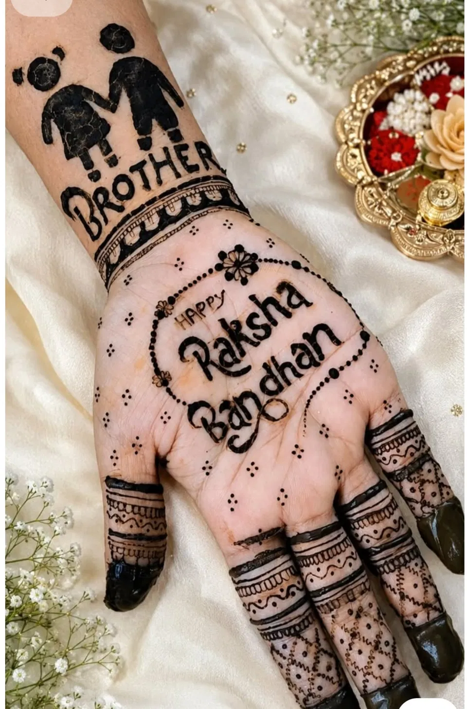 Simple Stylish Front Hand Mehndi Design with Figures