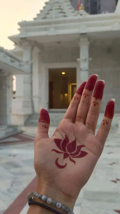 simple stylish flower finger mehndi design