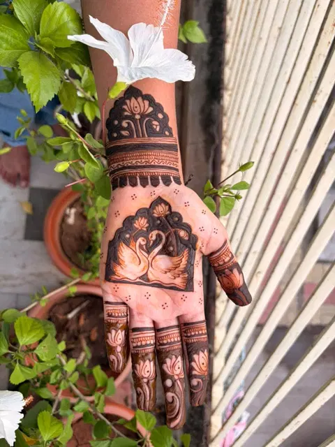 simple stylish circle mehndi design