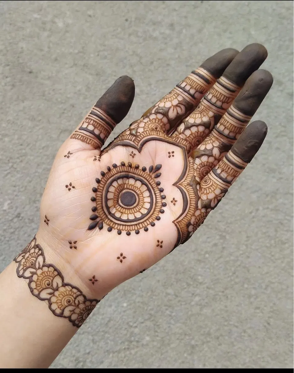 Aesthetic Arabic Front Hand Mehndi Design with Gol Tikki and Moon for Diwali (5)