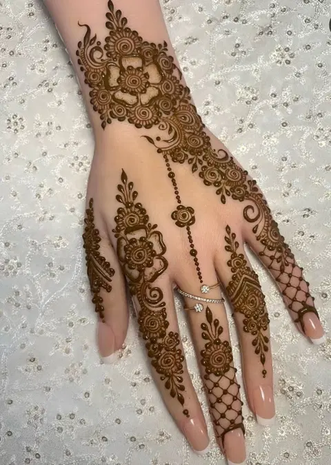 bridal stylish circle back hand mehndi design