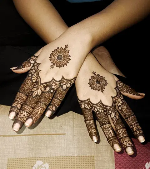 aesthetic arabic circle back hand mehndi design