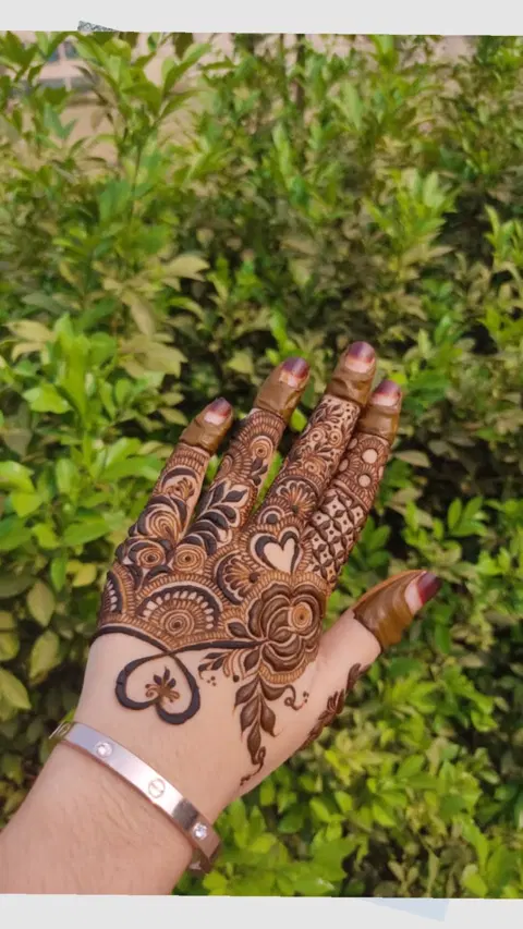 aesthetic arabic circle finger mehndi design