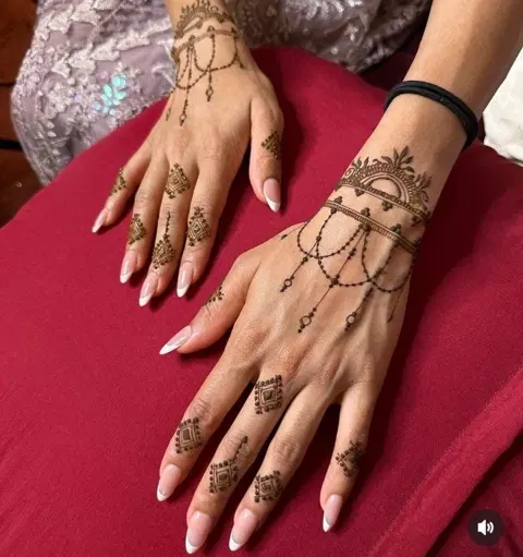 aesthetic minimal jaal back hand mehndi design