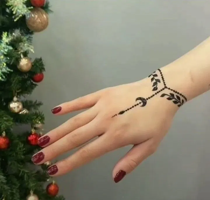 Arabic Minimal Back Hand Mehndi Design (7)
