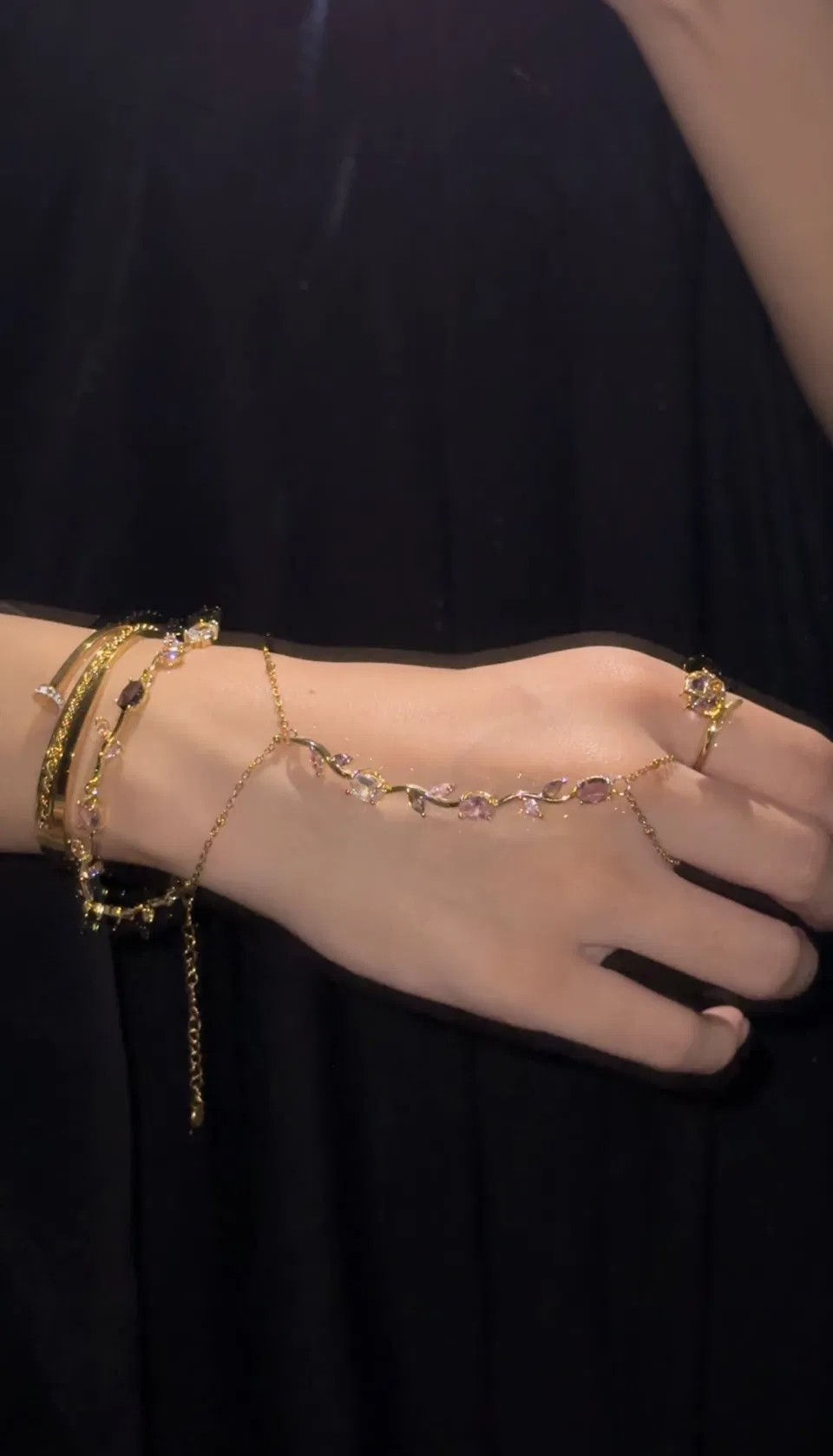 Arabic Minimal Front Hand Mehndi Design with Jaal