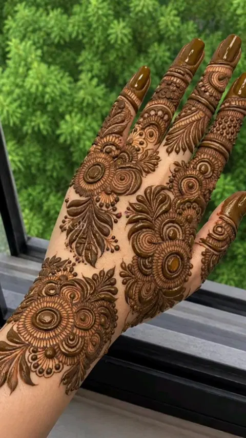aesthetic arabic circle back hand mehndi design