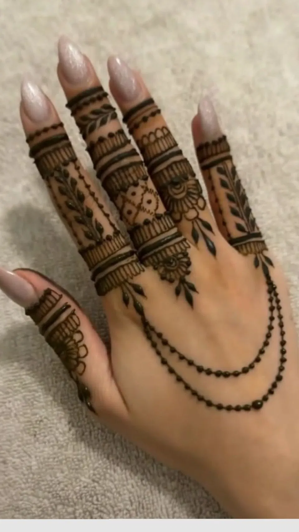 Aesthetic Arabic Back Hand Mehndi Design with Bel, Butterfly and Gol Tikki for Eid (2)