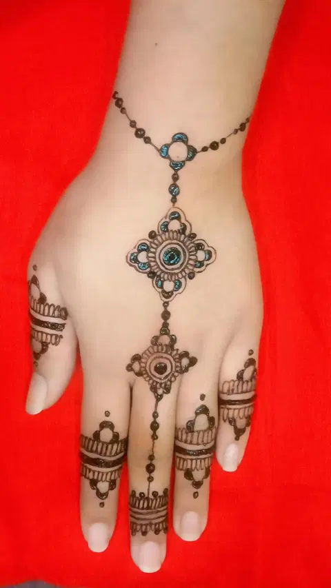 simple stylish back hand mehndi design