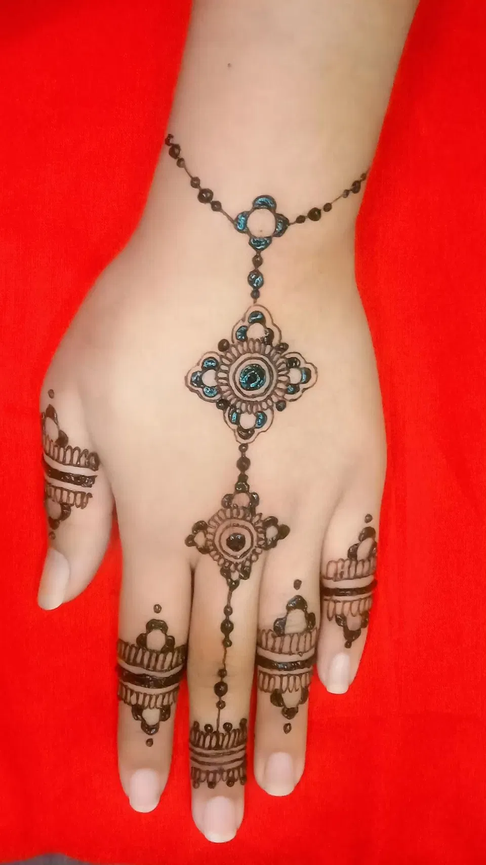 Simple Stylish Back Hand Mehndi Design (11)