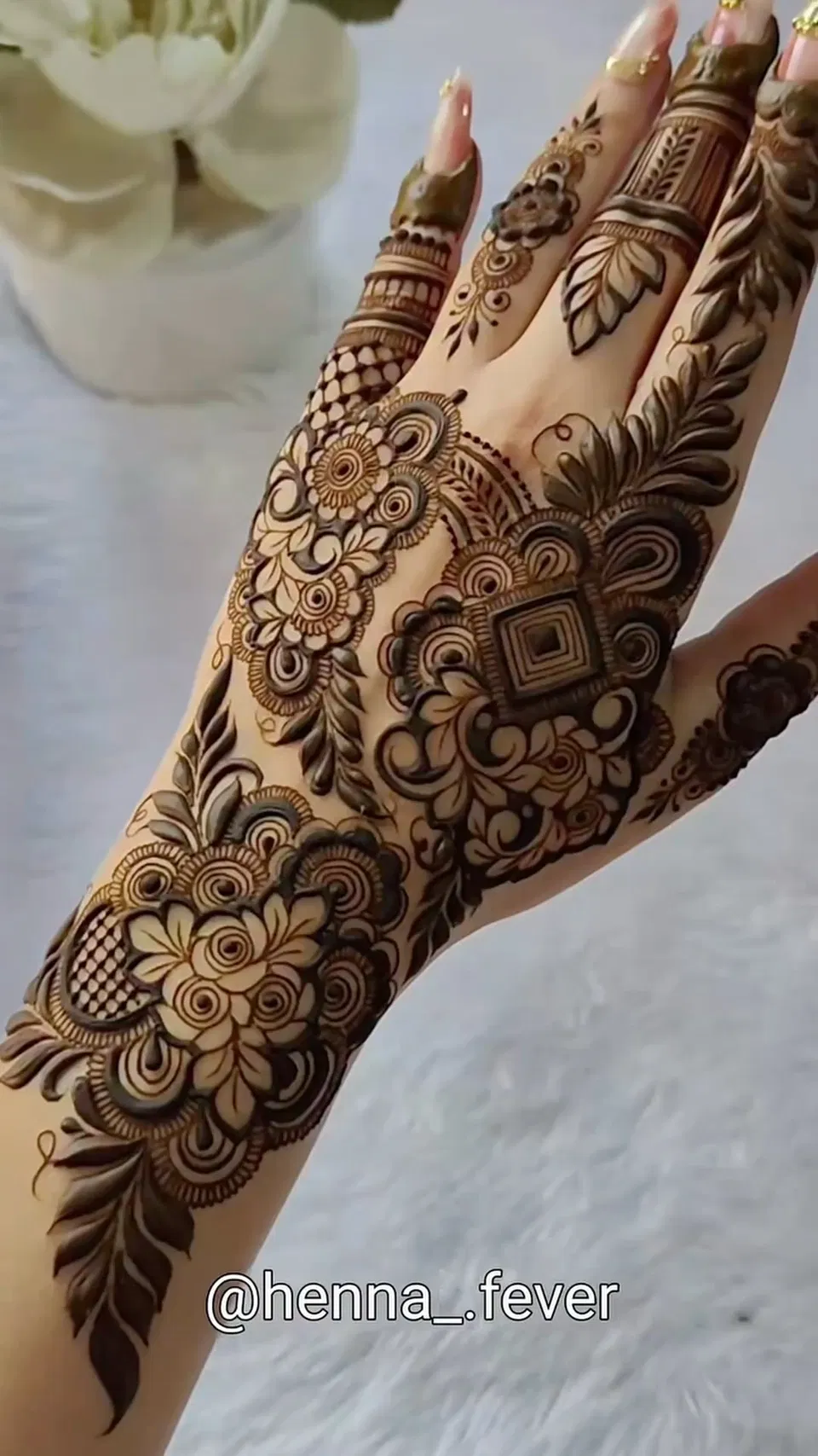 Dubai Stylish Back Hand Mehndi Design with Gol Tikki and Flowers