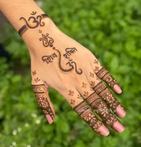 simple stylish circle back hand mehndi design