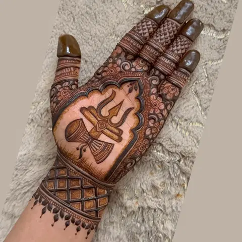 bridal back hand mehndi design