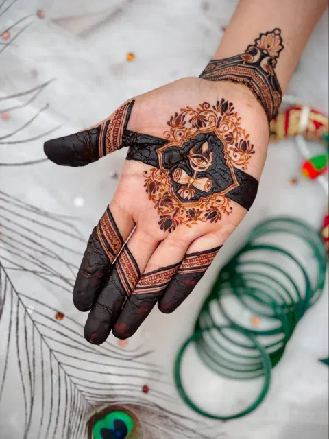 bridal stylish circle front hand mehndi design