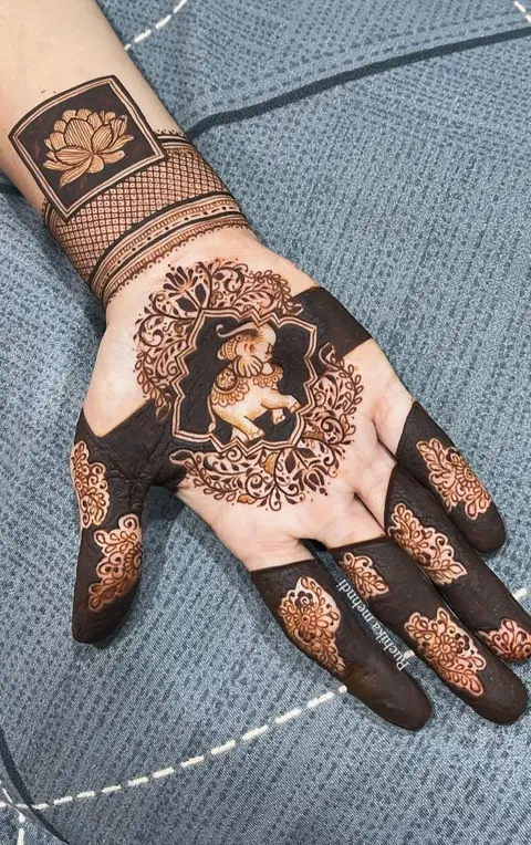bridal stylish figure front hand mehndi design