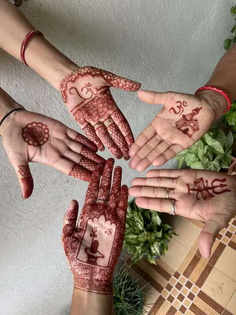 simple stylish figure finger mehndi design