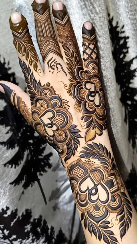 aesthetic arabic heart back hand mehndi design