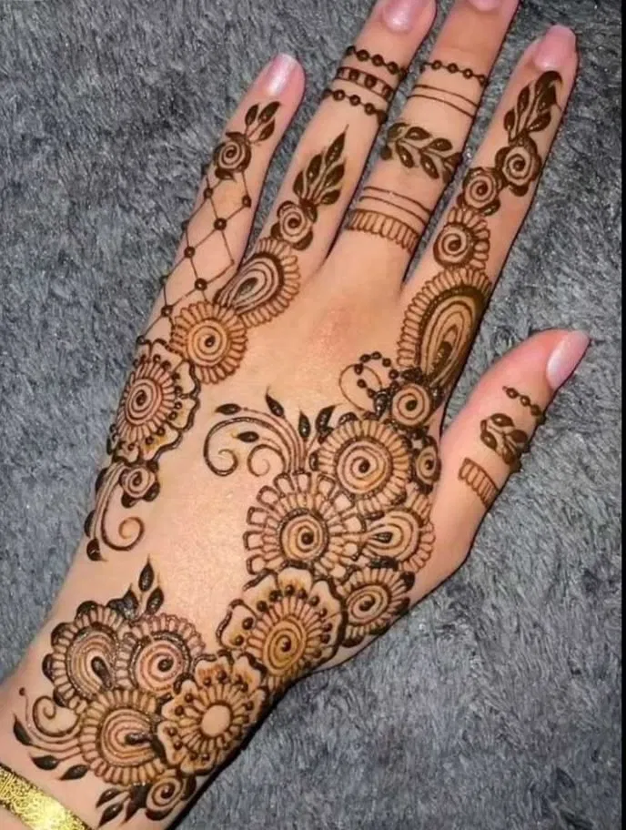 Arabic Simple Back Hand Mehndi Design (20)
