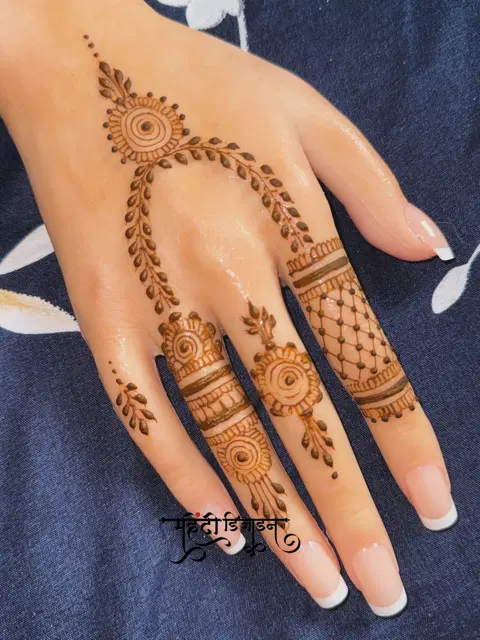 simple stylish circle back hand mehndi design