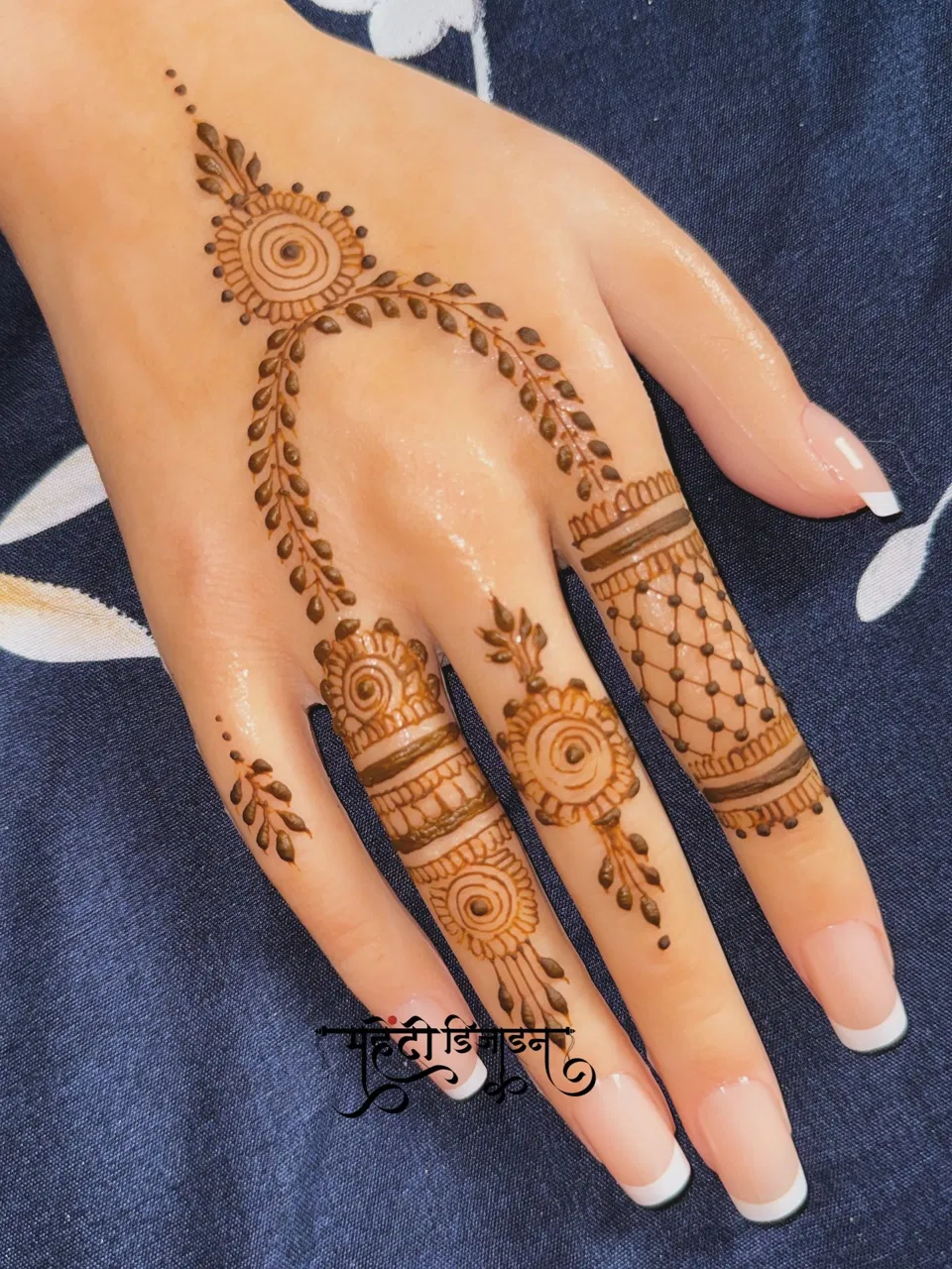 Simple Stylish Back Hand Mehndi Design with Gol Tikki and Jaal (10)