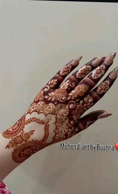aesthetic bridal circle back hand mehndi design