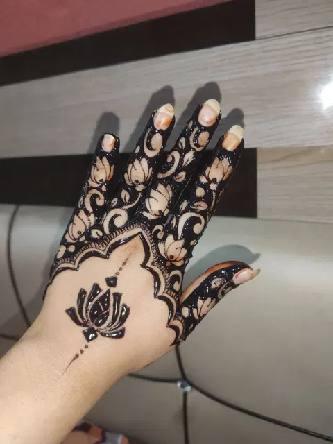 aesthetic arabic circle back hand mehndi design
