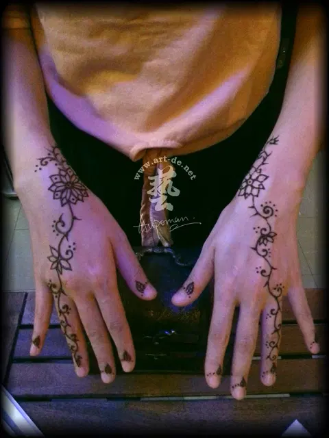 arabic jaal back hand mehndi design