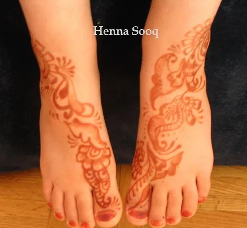 Minimal Simple Back Hand Mehndi Design