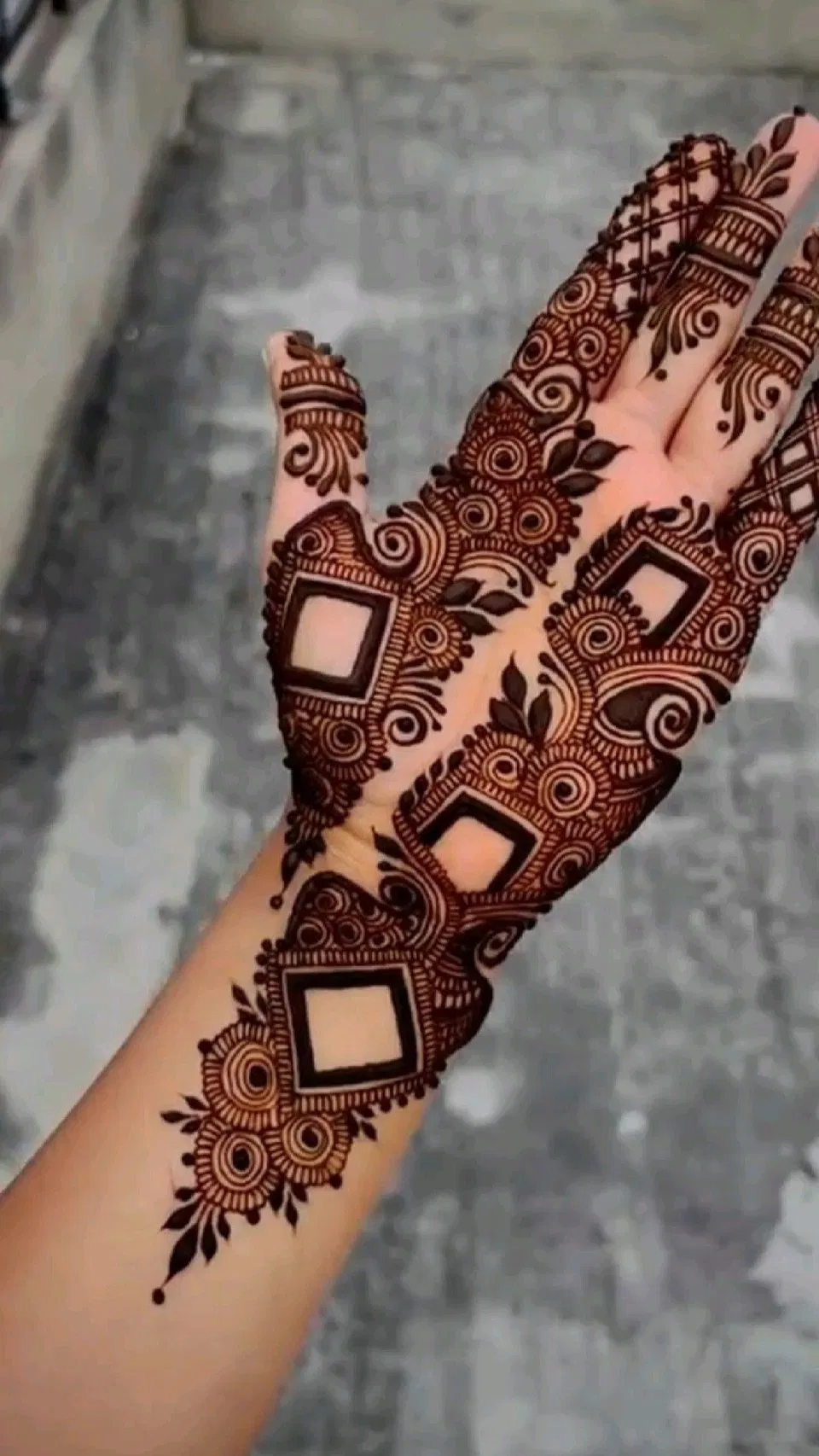 Aesthetic Arabic Front Hand Mehndi Design for Eid (10)