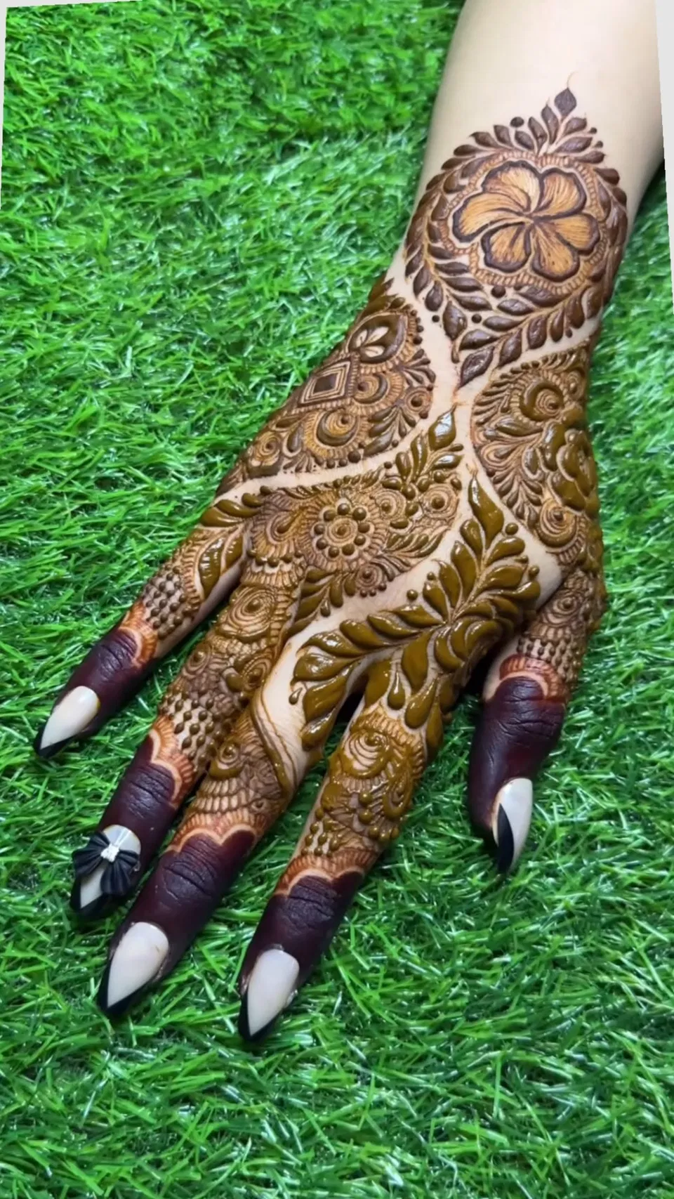 Dubai Simple Finger Mehndi Design with Gol Tikki