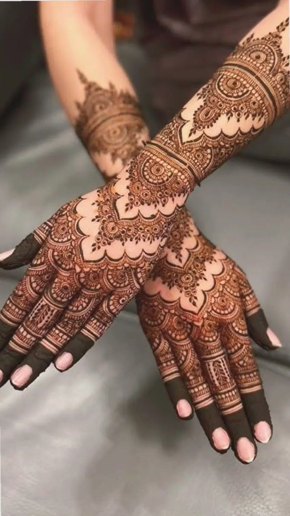 Bridal Stylish Back Hand Mehndi Design for Engagement (8)