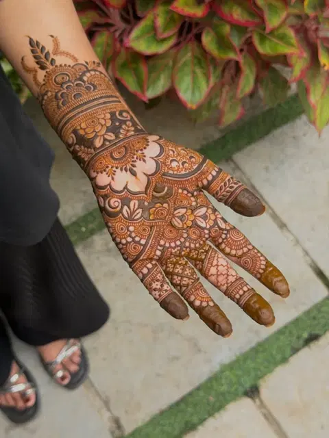 aesthetic bridal circle front hand mehndi design