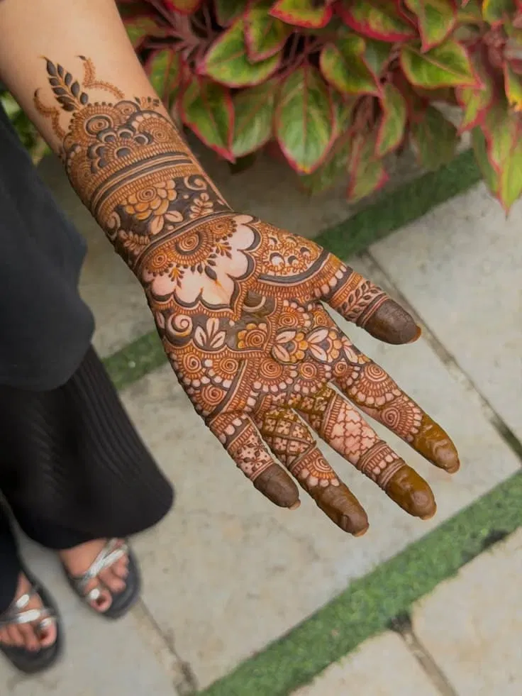 Aesthetic Bridal Front Hand Mehndi Design with Gol Tikki (9)