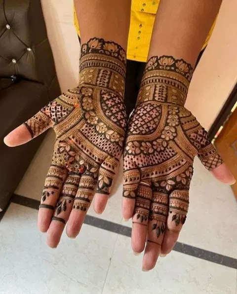 aesthetic bridal circle finger mehndi design