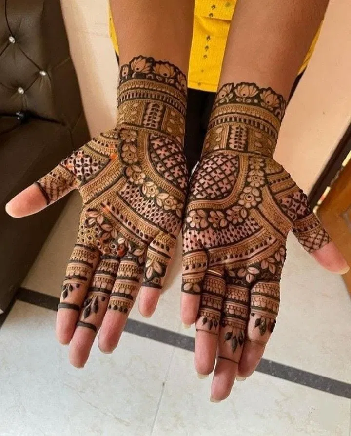 Aesthetic Bridal Finger Mehndi Design with Gol Tikki and Figures (2)