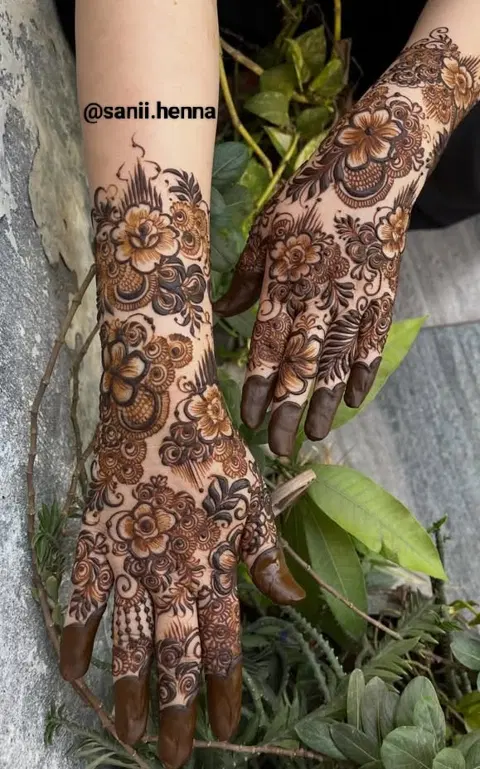 aesthetic arabic circle back hand mehndi design